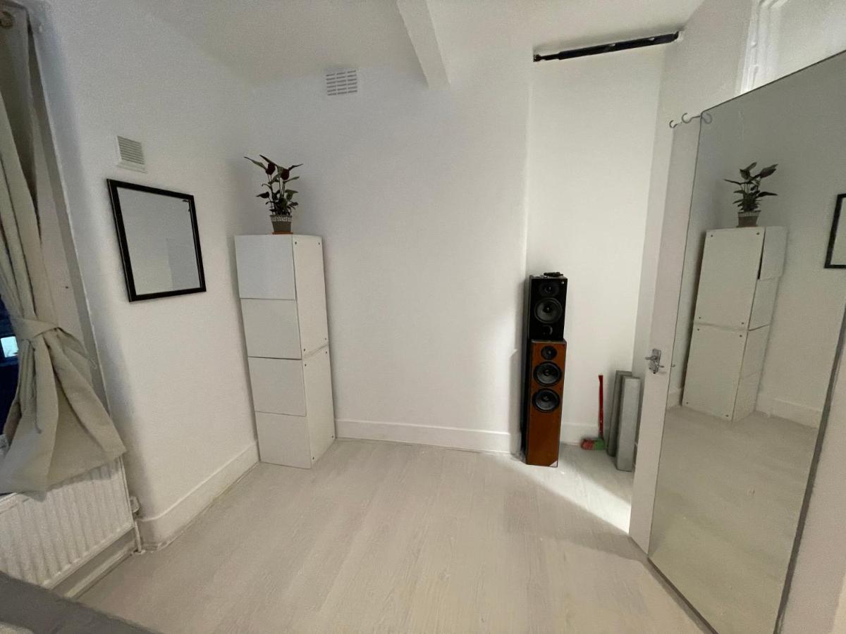 One Bedroom Flat Miles Лондон Экстерьер фото